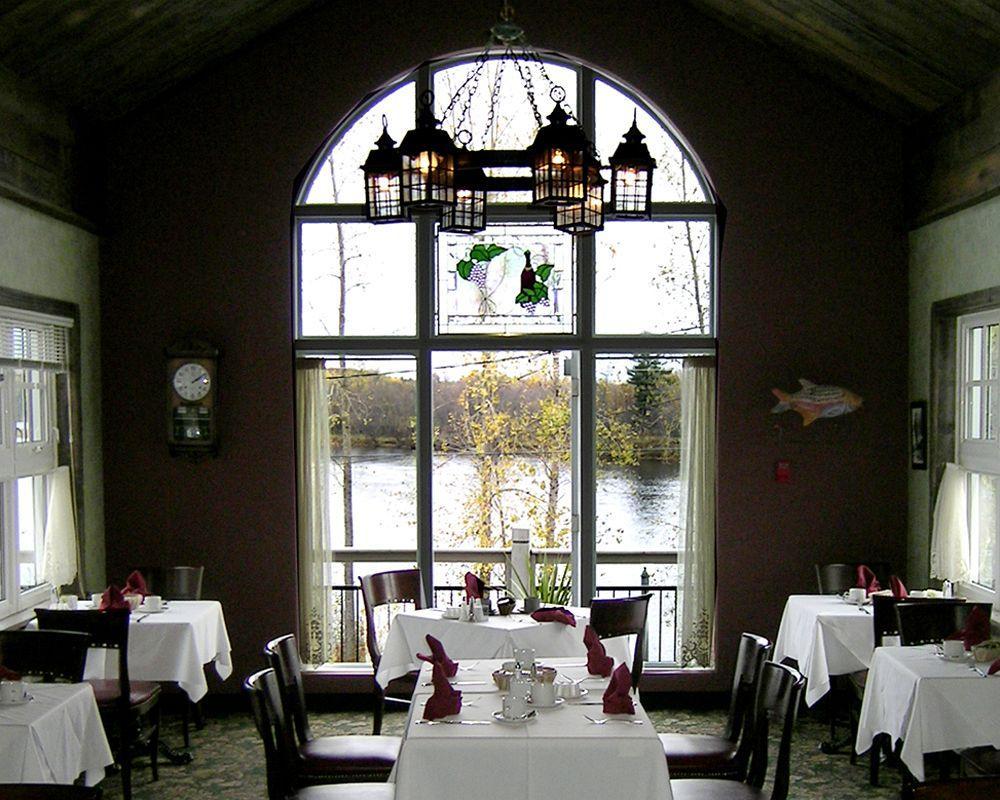 Chateau Logue Hotel Maniwaki Exteriör bild